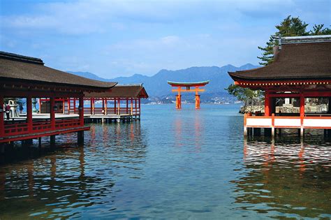 Il Tempio Itsukushima: Una Pagode Galleggiante e un Patrimonio dell'Umanità!