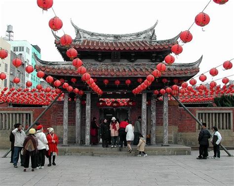 Il Tempio di Longshan! Un gioiello architettonico immerso nella natura selvaggia