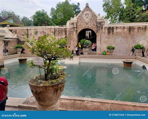 Taman Sari: Una Città Sommersa di Fascino Storico e Mistero!