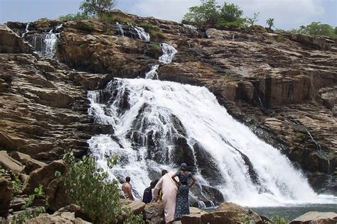 Il Gurara Falls: Un Maestoso Spettacolo Naturale nel Cuore della Nigeria!