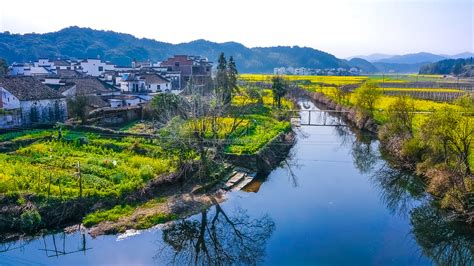  Il Lago di Wuyuan: Uno Specchio Riflessivo che Cattura l'Anima della Natura!