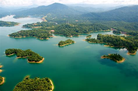 Il Lago Kenyir: Un Paradiso Verdeggiante Per Esplorare l'Malaysia!