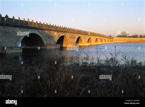  Il Ponte di Marco Polo: Una Danza Tra Storia e Natura su Fiume Nuoso!