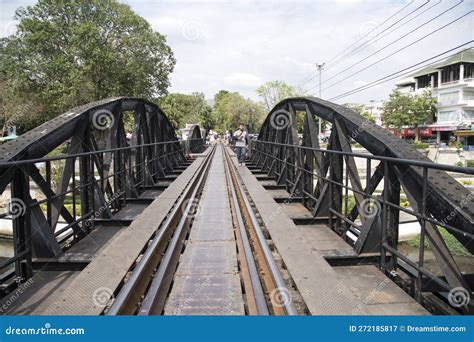  Il Ponte Ferroviario della Morte: Una Passeggiata sull'Età Vittoriana in un Ambiente Misterioso!