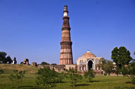 Il Qutub Minar: Un Testimone Storico Gigantesco Nel Cuore di Delhi!