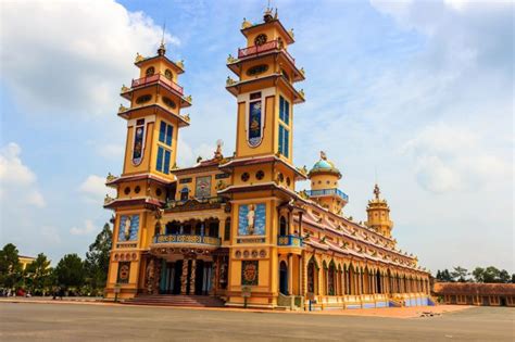 Il Tempio Cao Dai: Un'esplosione di colori e misticismo nella provincia di Tay Ninh!