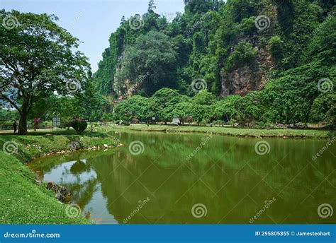 Il Tempio Kek Lok Tong: Un Giardino Zen di Pace Spirituale Immersi nella Natura!