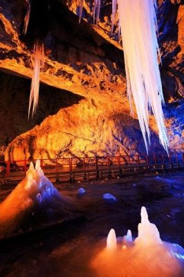  La Grotta di Shuangfeng: Un Tesoro Speleologico Nascosto e un Sogno di Pietra Brillante!